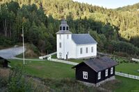 Hovin kyrkje er en laftet langkirke fra 1850. Arkitekt H.D.F. Linstow. Foto: Roy Olsen (2021).