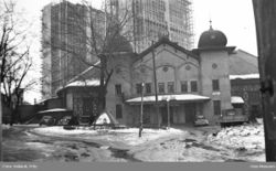 Oslo rådhus under oppføring, mens Tivoli Teater i Christiania Tivoli venter på å bli revet. Chat Noir holdt til her fra 1927 til bygningen ble revet i 1938. Foto: Fritz Holland/Oslo Museum (1936).