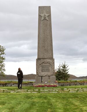 Tjøtta sovjetiske krigsgravplass monument.jpg