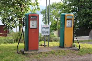 To gamle drivstoffpumper ved gård på Helgøya.JPG
