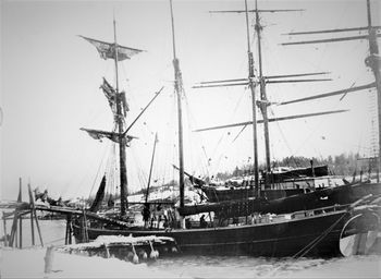 Ca. år 1900. To seilskuter ligger ved Bryggebakken i Nærsnesbukta og laster is fra iseksportør Baarsrud. Den lave brygga er landgangen for mannskapet. Helt til venstre ser vi den siste delen av isrenna som lå i skråningen rett nedenfor huset på eiendommen Bryggebakken – der vi fremdeles ser sporene i terrenget. (Foto: Røyken Historielag)