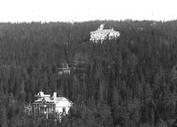 Øverste store hvite bygning er Anne Kures hotel. Foto: Marthinius Skøien
