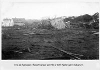 Denne hangaren fikk to treff. Kjeller gård i bakgrunnen.