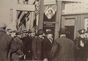 Tobakkskø i Harstad.jpg