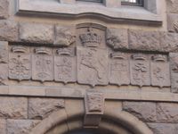 Riksvåpenet på bygning oppført 1901-05 i Tollbugata 20 i Oslo, sammen med flere kommunevåpen.