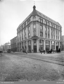 Hotel Augustin i Tollbugata 24. Trikkelinja går i Tollbugata, mens Nedre Slottsgate går til høyre. Foto: Narve Skarpmoen/Oslo Museum (1900–1910).