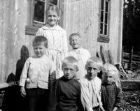 Hjemli, ca. 1920. Foran f.v. Martin? Johan og Martha, 2. rekke f.v. Arne og Asbjørn, bak Ragna Hjemli.