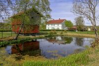 Brøholt gård med gårdsdammen i forgrunnen. Foto: Leif-Harald Ruud (2020)