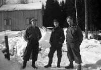 Fra høyre: Snekkeren Alfred Sveum, f. 1898, sønnen Mikkel Sveum og gardbrukeren Gudmund Tomter. Her er ny sveiserbolig under bygging på Søndre Tomter (Ner -Tomter) vinteren 1949/50. Privat bilde.