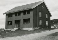 Tingstua før svalgangenble bygget inn. Foto: Halvor Vreim/Riksantikvaren (1952).