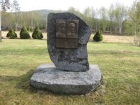 I ein park ved Veum Kyrkje står dette minnesmerket over John og Torbjøtg Lie.