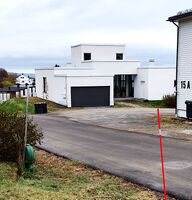 Torfinns gate 13a fikk samme plassering som den tyske radiostasjonssjefens boligbrakke hadde fra høsten 1940 til mai 1945. Funkstellet (Marinefunkstelle Harstad) ble sommeren 1945 overtatt av det som nå var blitt Radio Harstad - underlagt Telegrafverket; Telenor ASA, da ble boligbrakka overtatt av stasjonssjef Bathen.