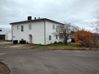 Torfinns gate 15a, som ble oppført av tyskerne i samme materialkonstruksjon som brakkene, står vis a vis der den tyske radiostasjonens tre stasjons- og undervisningsbrakker sto, som ble oppført sommeren 1940. Seinere kom det til en garasje for en kraftig arbeidsbil av merket Horch. «Funkstellet» (Marinefunkstelle Harstad) ble sommeren 1945 overtatt av det som da var blitt Radio Harstad - underlagt Telegrafverket; Telenor ASA. I dette "hovedhuset" bodde fire familier der en eller begge ektefeller arbeidet ved Harstad Radio.