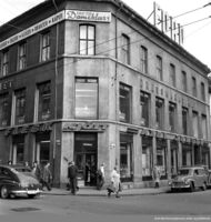 Axel Jensen kjøttforretning i Torggata 13, oppført 1863, her rett for nedleggelsen i september 1964. Foto: Arbeiderbevegelsens arkiv og bibliotek (1964).