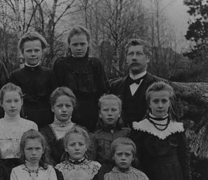 Torje Leland med elever.jpg