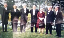 Torkild Lundby og søsken samlet i 1975 i anledning Helges 75-årsdag. Fra venstre: Torkild, Teis, Rolf, Helge (hjemme fra USA), Haldis, Sigurd, Asbjørn.
