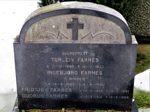 Torleiv Farnes familiegravminne.JPG