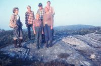 Torleiv Midtgarden med kona Signe og gutane frå venstre Tor Bendik, Torjus og Gunnar. Til venstre nabokona Marit Momrak Haugan. Foto er tatt på Fiskeløys. Fotograf Aslak Momrak Haugan