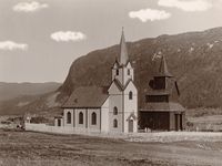 Torpo kyrkje innviet 1880 ved siden av Torpo stavkyrkje. Foto: C. Christensen Thomhav/Riksantikvaren.