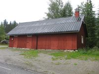 Torshaug uthus. Fasade med dør til stall, vedskjul, fjøs og do til bedehuset. (Foto: Olav Momrak-Haugan, 2011)