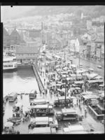 439. Torvet i Bergen - no-nb digifoto 20150624 00197 NB MIT FNR 27749.jpg