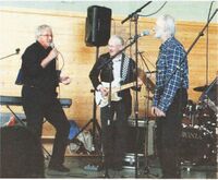 Egil Trudvang, Ole Gunnar Nilsen og Leif «Skiff» Berg var godt kjent med femtitalls-musikken. De egnet seg godt til Sangkoret Vaarbuds barnekor sin konsert i gymsalen på Harstad skole. Foto: Line V. Roksøy.