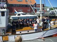 Her er Islandsmoens mannskor frå Moss om bord på «Hellarnes»