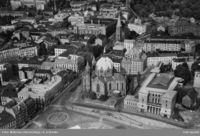 Trefoldighetskirken og det daværende Deichmanske bibliotek foran Arne Garborgs plass. Foto: Widerøes Flyveselskap/Oslo byarkiv (1959).