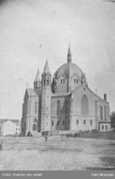 Rundt 1870 lå kirken fortsatt mer eller mindre i ensom majestet ved Akersgata. Foto: Per Adolf Thorén (ca. 1870)