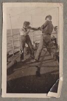 Boksetrening til sjøs. Kaare Iversen og ukjente sjøfolk. Ukjent tid og sted.