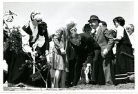 Treplanting 1978. Fra venstre Gerd Pettersen, Sigrid Helliesen Lund (bak) og Alf T. Pettersen. De planter et tre i «De rettferdiges allé» ved Yad Vashem, holocaustmuseet i Jerusalem. De tre var invitert av Det mosaiske trossamfunn og den israelske stat og representerte hele den norske motstandsbevegelsen, som her blei hedra for innsatsen med å redde norske jøder under andre verdenskrig. Foto: Privat foto (1978) .