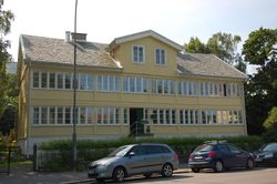 Svalgangshus med innebygget svalganger i Treschows gate 4 (Oslo) fra ca 1850 Foto: Anne-Sophie Ofrim (2013).