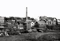 Trevarebrua 1894 fra Trævarefabrik ble produsert fram til 1908 og var også lav trebru med et sprengverk i noe større spenn. Foto: Akershusmuseet (1894).