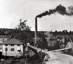 I 1908 kom en høy gangbru bygd av elementer fra enkeltspors jernbanebru av 1865 over elva i Sagdalen. Klinkbygget jernkonstruksjon med betong overbygning. Postkort 1917.