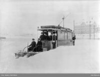 Trikken til Grünerløkka brøyter snø i Torshovgata. Torshov skole i bakgrunnen. Foto: Marthinius Skøien/Oslo Museum (1901).