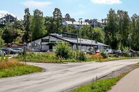 Trollåsen senter med Trollåsveien i forgrunnen. Foto: Leif-Harald Ruud