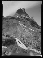 Fjelltoppen Bispen, Stigfossen og Trollstigen. Foto: Mittet (1956).