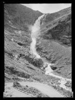 Stigfossen og Trollstigen. Foto: Jac Brun (1956).