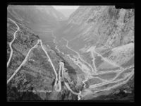 Isterdalen, Stigfossen og Trollstigvegen. Foto: Jac Brun (1956).