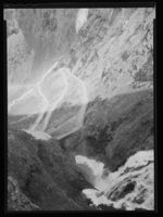 Stigfossen og Trollstigvegen. Foto: Jac Brun (1956).