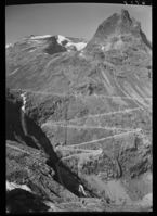 Trollstigvegen. Foto: Nasjonalbiblioteket (1948-1949).