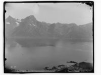 Sjøen og høye fjell. Men hvor? Foto: Marthinius Skøien (omkr. 1880-1910).