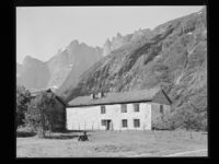 81. Trolltindene - no-nb digifoto 20150107 00222 NB MIT FNR 20566.jpg