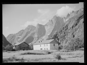 Trolltindene - no-nb digifoto 20150219 00175 NB MIT FNR 16460.jpg