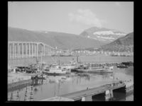 Tromsøbrua i 1961. Foto: ÅM/Nasjonalbiblioteket