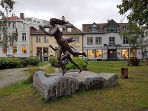 Tromsø Skippergata Bispegata skulptur.jpg
