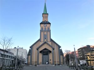 Tromsø domkirke mai 2019.jpg