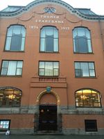 Fasade, Tromsø sparebank, med angivelse av bankens etableringsår (1836) og ferdigstillelsen av første byggetrinn (1912). Foto: Elin Olsen (2016)