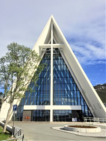 Tromsdalen kirke Ishavskatedralen juni 2016.JPG