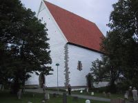 Kirken sett fra sørvest. Foto: Dag Bertelsen (2002)